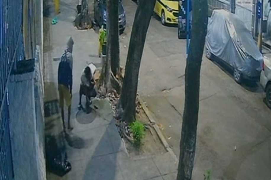 Mulher cai em bueiro após tampa ser deixada solta no RJ
