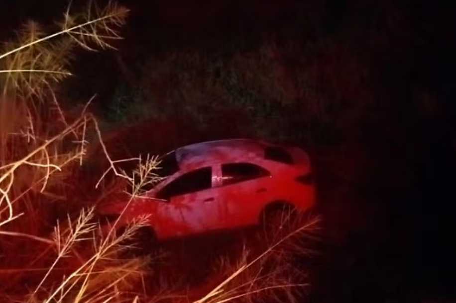 Motorista e passageiro cadeirante ficam feridos após carro cair em ribanceira em Castilho