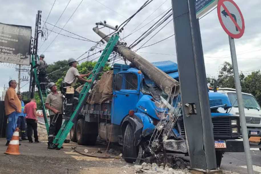Caminhão ´desgovernado´ bate em poste de energia elétrica de Rio Preto