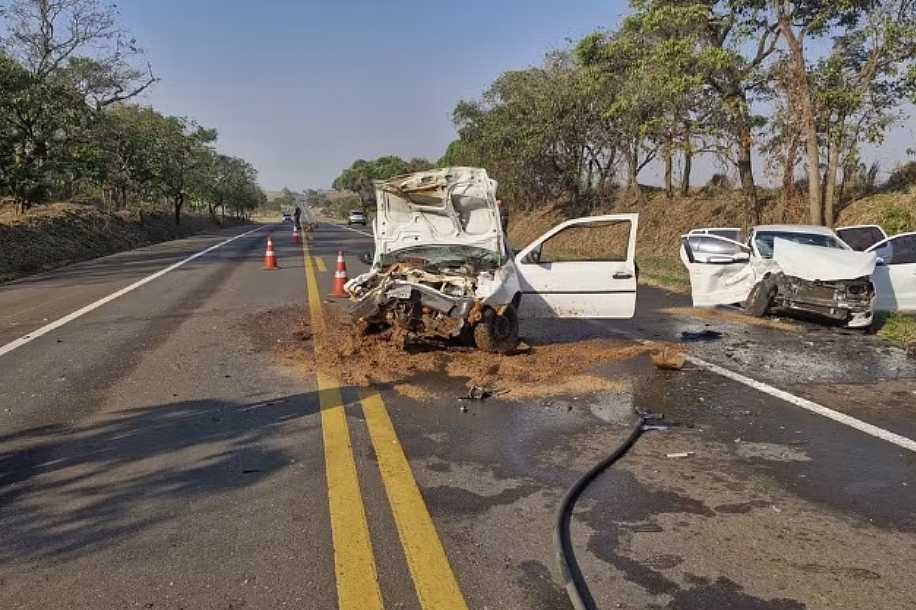 Quatro pessoas ficam feridas em acidente envolvendo três carros em Penápolis