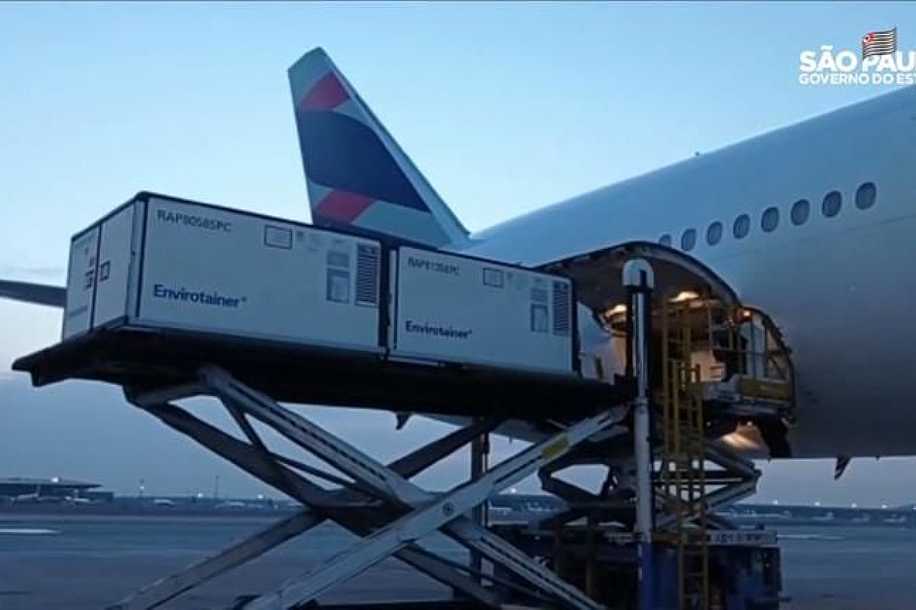 Avião com insumo para 8,6 mi de doses da Coronavac chega hoje, diz governo de SP