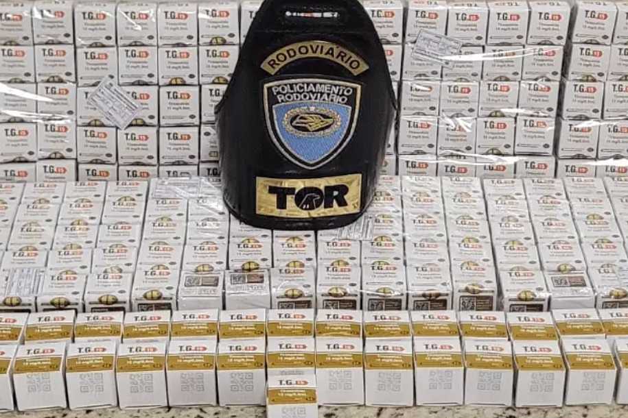Polícia apreende quase R$ 1 milhão em remédios irregulares escondidos em caminhonete