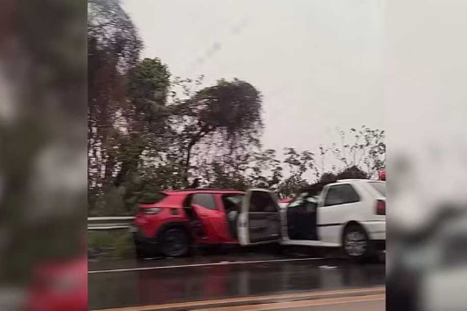 Homem e mulher morrem e outras pessoas ficam feridas após carros baterem de frente em Poloni