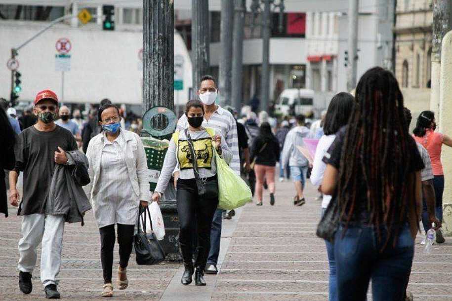 Governo de SP anuncia na semana que vem se flexibiliza uso de máscara ao ar livre