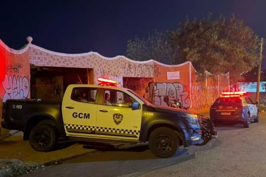 Morre homem encontrado com sinais de espancamento e queimaduras pelo corpo em motel abandonado
