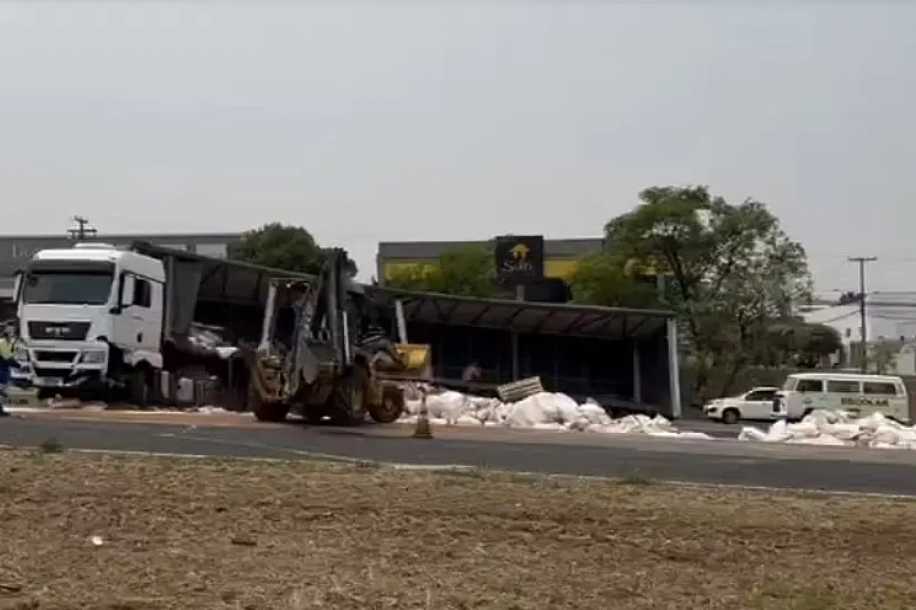 Carreta de seis eixos tomba na rodovia Washington Luís após pneu estourar e causa interdição parcial