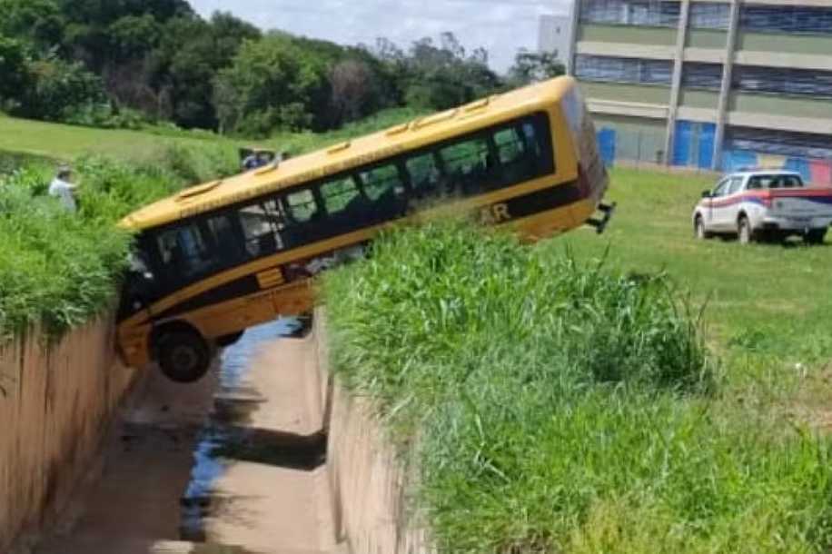 Ônibus escolar perde freio e cai dentro de canaleta de córrego em Mirassol