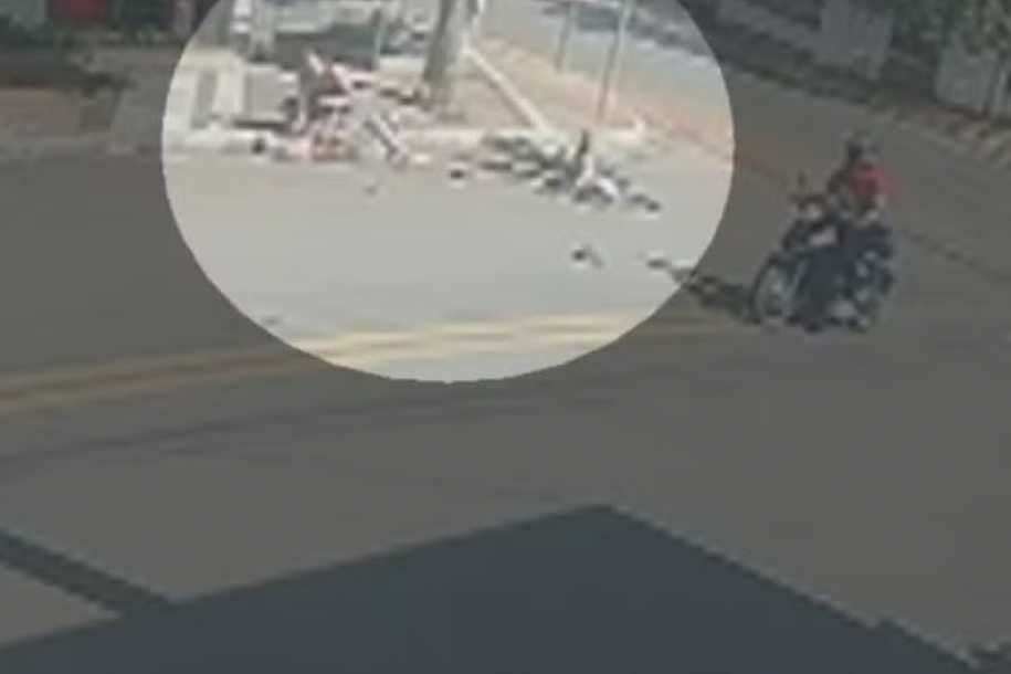 Homem é preso suspeito de agredir idoso com socos no meio da rua e roubar R$ 1 mil dele