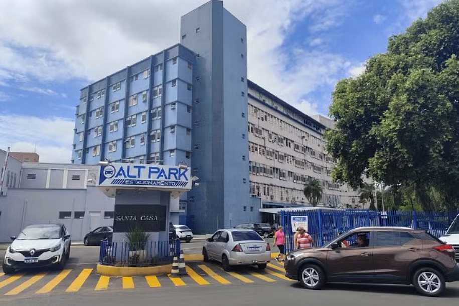 Jovem é presa após dar à luz em banheiro de shopping e tentar asfixiar bebê em mochila no interior de SP