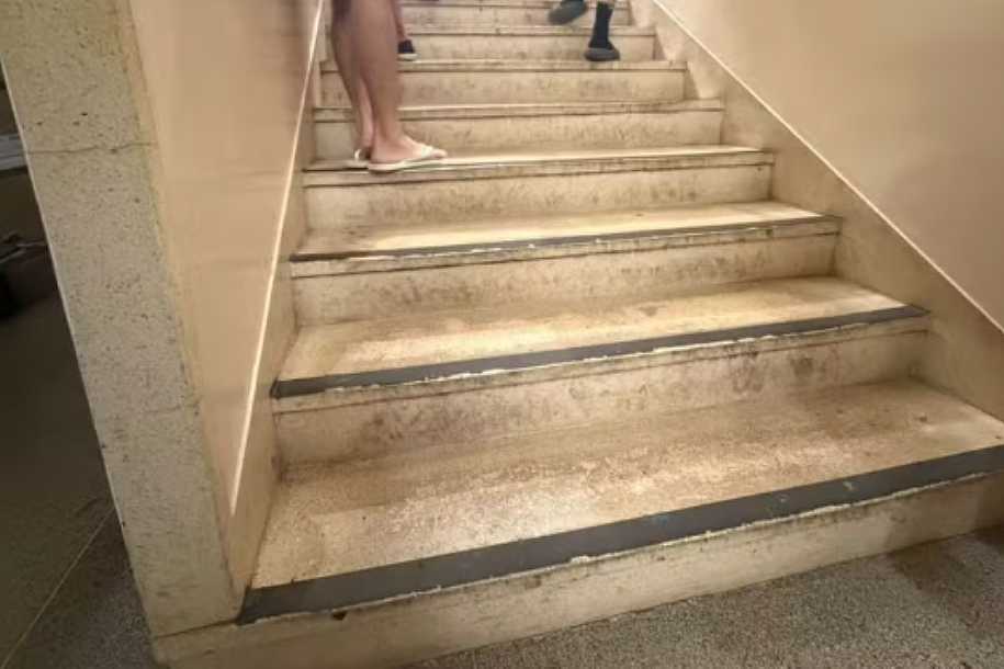 Jovem convulsiona, cai da escada e fica ferido após votar no interior de SP