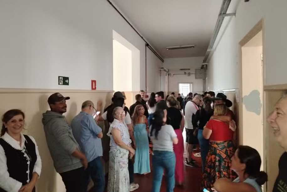 Mais de 50 trocas de baterias em urnas provocam filas e atrasos na votação em Birigui