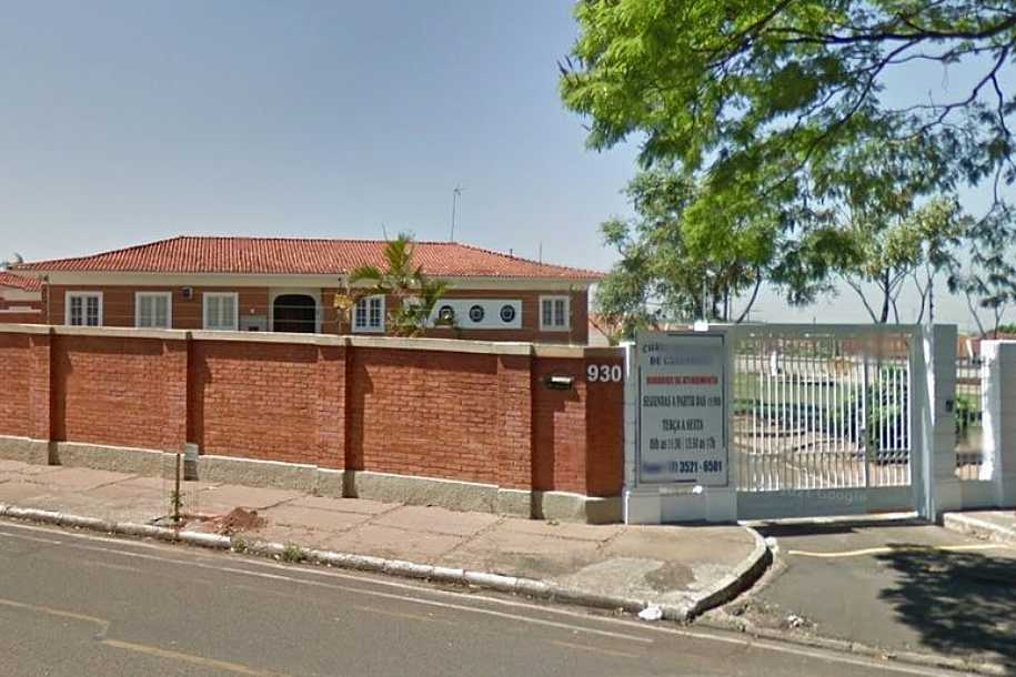 Mulher é presa por extorquir padre após flagrar conversas íntimas do marido com o religioso