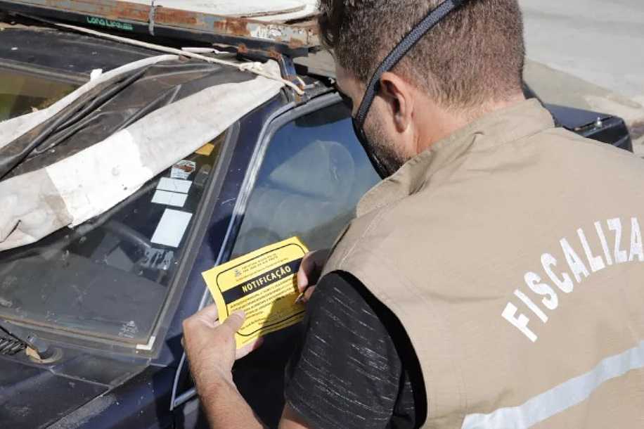 Mais de mil carros abandonados nas ruas de Rio Preto devem ser notificados até o fim do ano, diz prefeitura