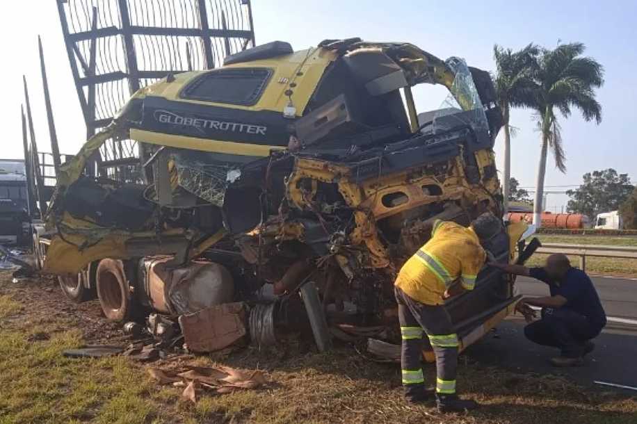 Motorista de caminhão sai ileso após veículo ficar destruído em acidente no interior de São Paulo