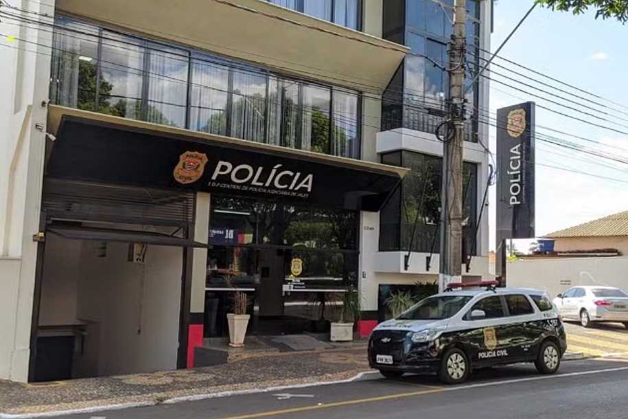 Homem é preso suspeito de assediar e filmar enteada enquanto ela tomava banho no interior de SP