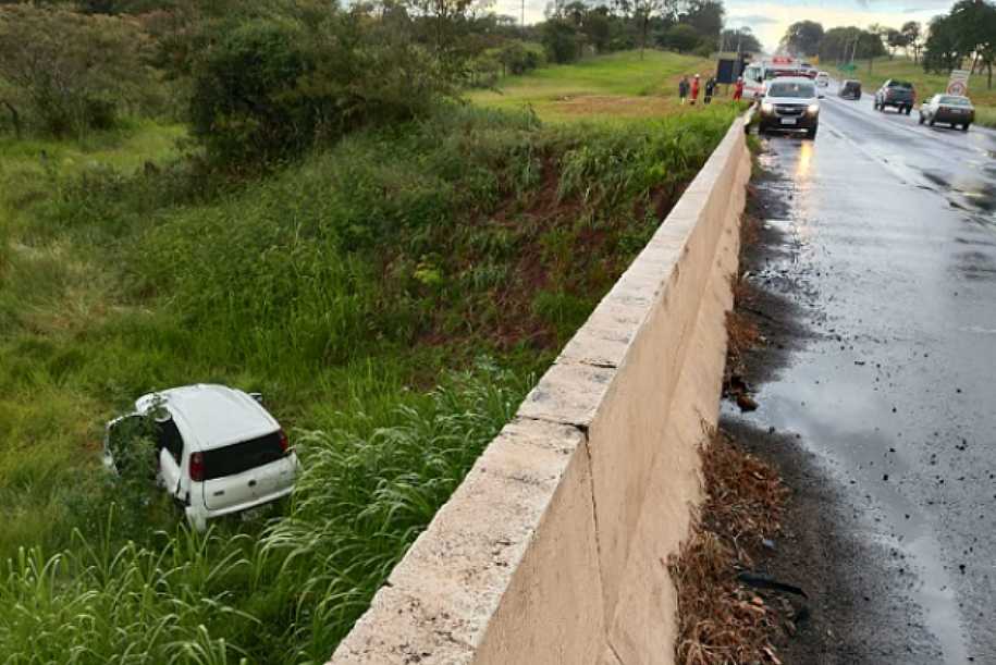 Carro atravessa mureta de proteção em acidente na rodovia de Onda Verde