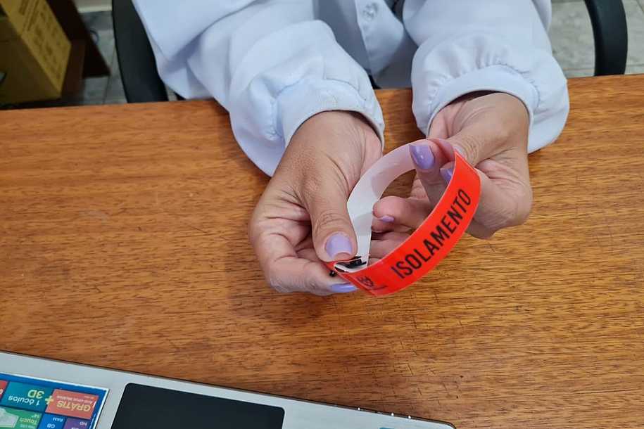 Moradores de cidade que adotou pulseiras para pacientes com Covid são multados por descumprirem isolamento social