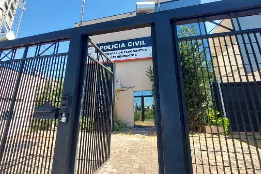 Auxiliar de produção descobre empréstimos com descontos em folha de pagamento após consultar salário e holerites da empresa