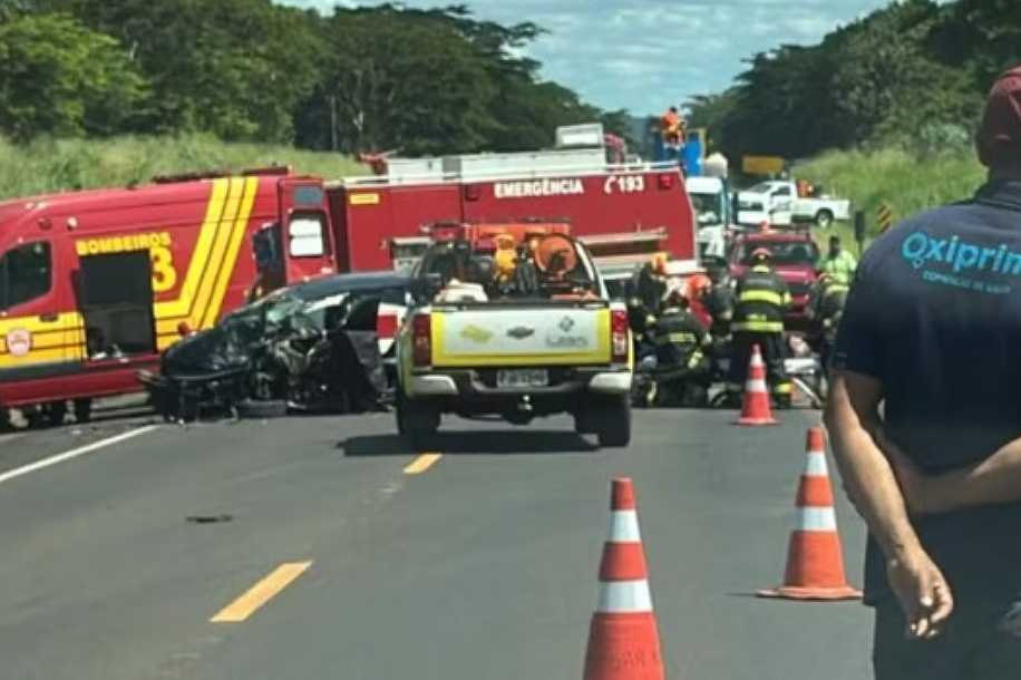 Batida frontal entre carro e caminhão deixa homem em estado grave em rodovia do noroeste de SP