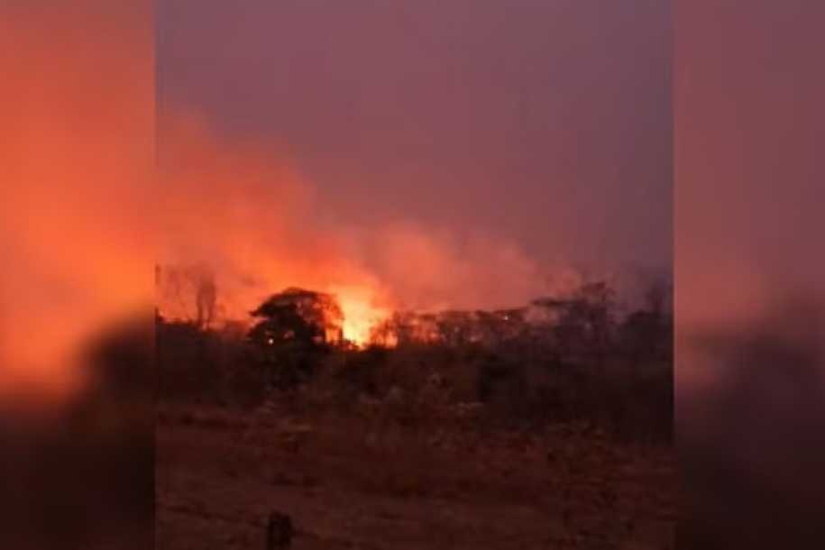 Defesa Civil combate queimada em mata pelo sexto dia seguido em Santo Antônio do Aracanguá