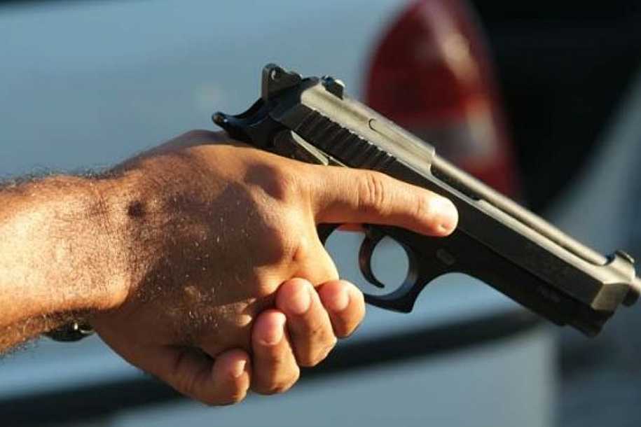 Motoqueiro atira quatro vezes em jovem e foge
