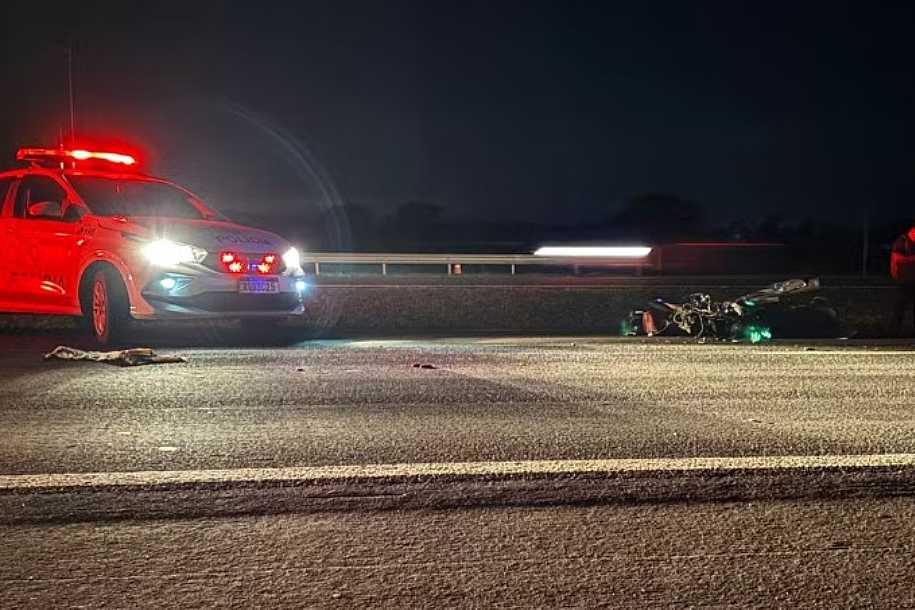 Garupa de moto morre ao ser atingida por picape, arremessada na pista e atropelada por ônibus