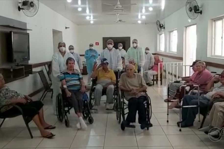 Mais de 20 idosos são liberados do isolamento após se curarem da Covid-19 em asilo do interior de SP