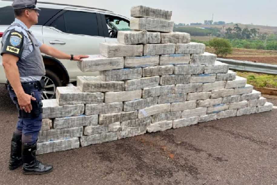 Polícia Rodoviária apreende quase 1 tonelada de drogas em Flórida Paulista (SP)