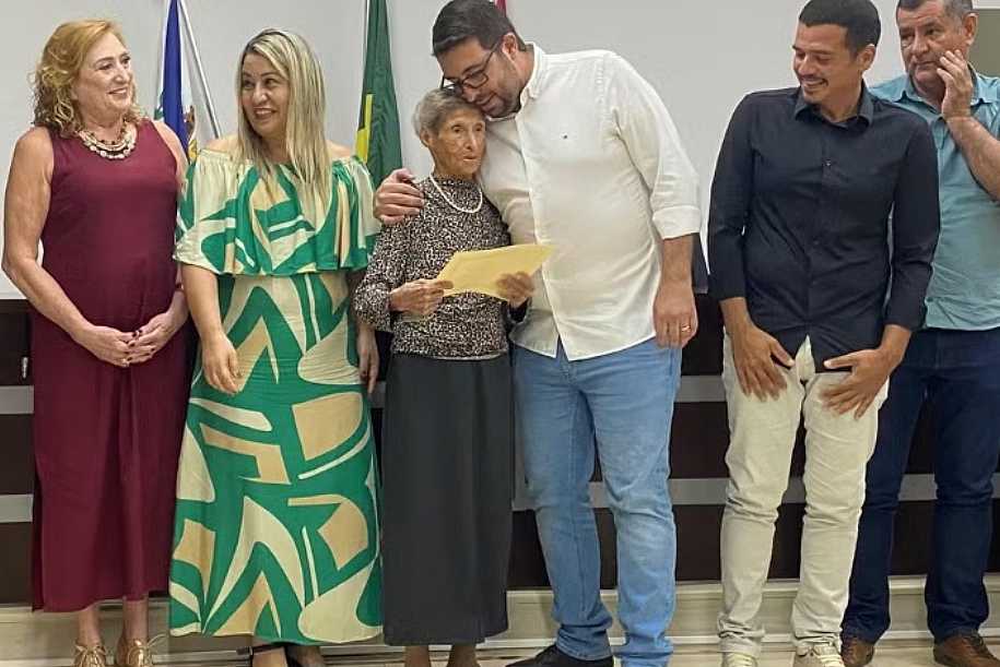 Uma filha, sete irmãos e 21 sobrinhos: mulher considerada moradora mais velha de Glicério recebe homenagem: ´Lúcida e independente´