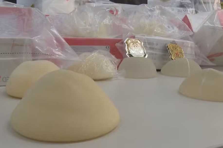 Indústria farmacêutica é condenada a indenizar modelo após implante de silicone com risco de câncer