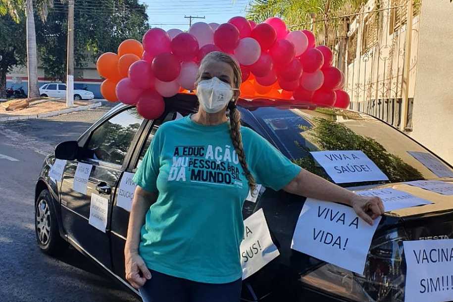 ”É um dos momentos mais emocionantes da minha vida”, diz professora que decorou carro com balões e mensagens para receber a vacina