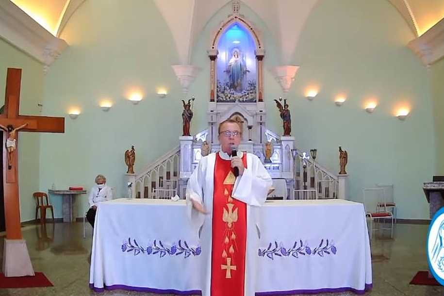 Padre critica proibição de fiéis em igreja e culpa comunistas: ´Bando de vagabundos´