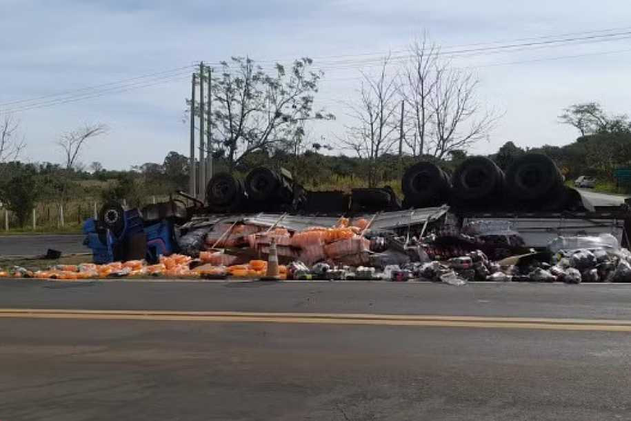 Motorista de carreta carregada com refrigerantes morre em acidente no interior de SP