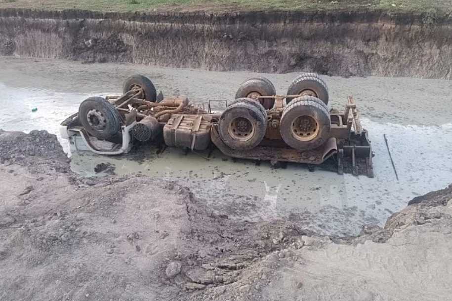 Motorista morre após caminhão tombar em barranco e cair dentro de lagoa em Glicério