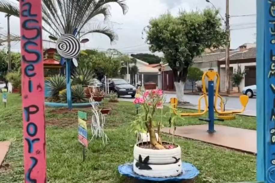 Com materiais recicláveis e criatividade, moradores revitalizam praças em Santa Fé do Sul