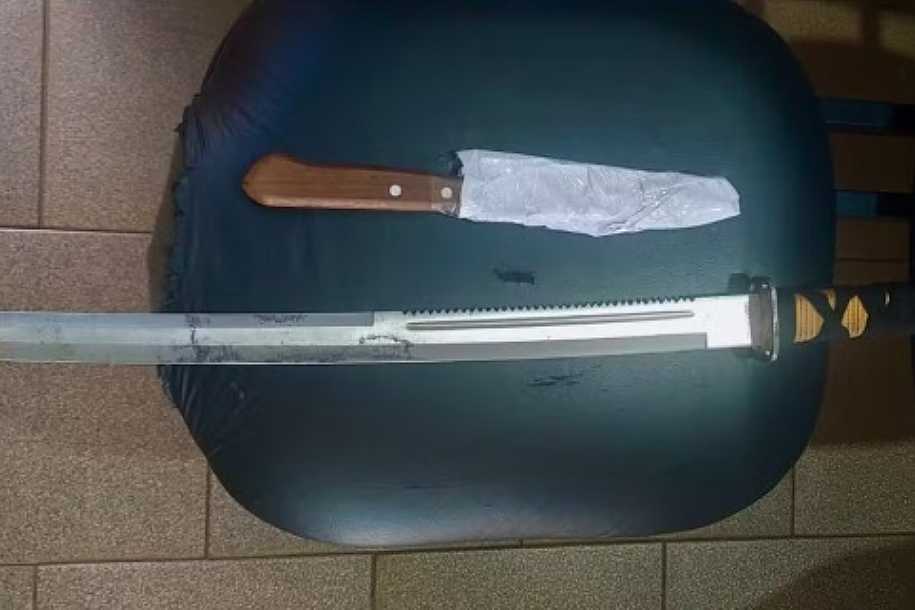 Mulher é agredida por companheiro com faca e espada samurai em Rio Preto