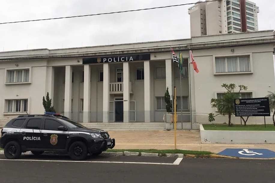 Auxiliar de serviços gerais é presa suspeita de abandonar quatro filhos em casa em Araçatuba