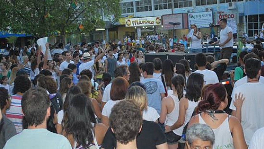 Grupo realiza ação beneficente durante manifestação em Ilha Solteira