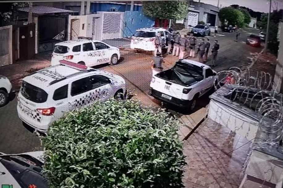 Policiais civis e bandidos armados com fuzil trocam tiros durante busca e apreensão em Bilac