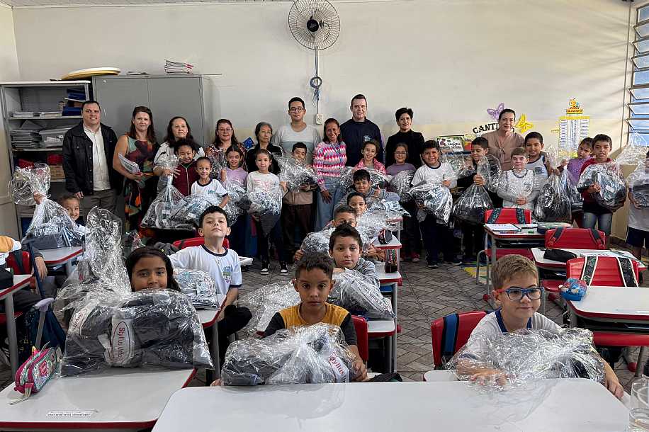 Prefeitura de Macedônia realiza entrega de kits completos de uniformes escolares para alunos da rede municipal