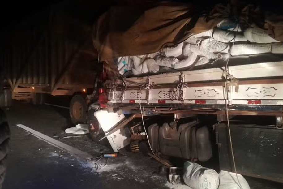 Caminhoneiro morre ao ter traseira de veículo atingida por outro caminhão em Santa Adélia