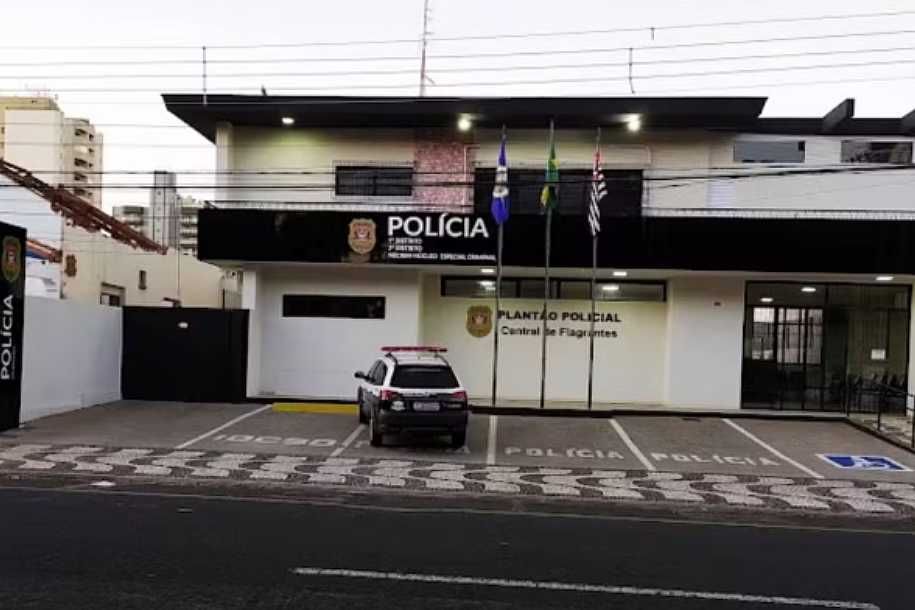 Mãe e padrasto são presos suspeitos de envolvimento no estupro de jovem