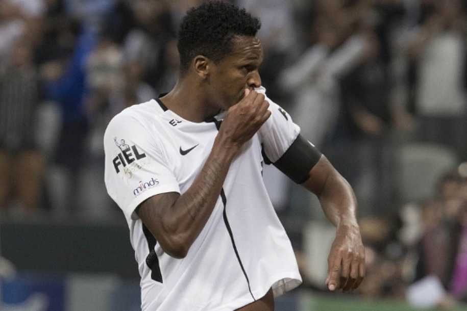 Atacante Jô retorna ao Corinthians e assina contrato até o final de 2023