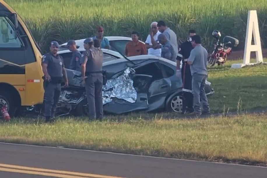 Morador de Jales morre após acidente entre carro e ônibus escolar em Populina