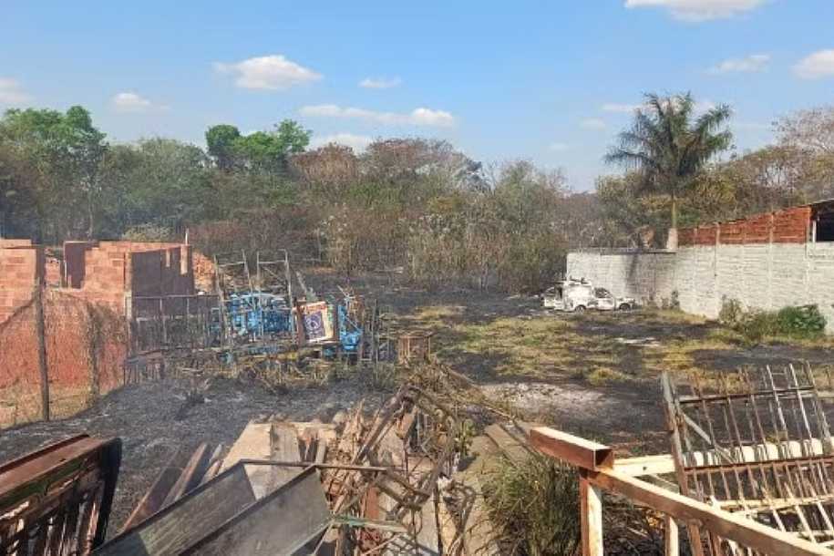 Incêndio em canavial atinge vegetação, chega a condomínio de chácaras e consome ferro-velho em Rio Preto