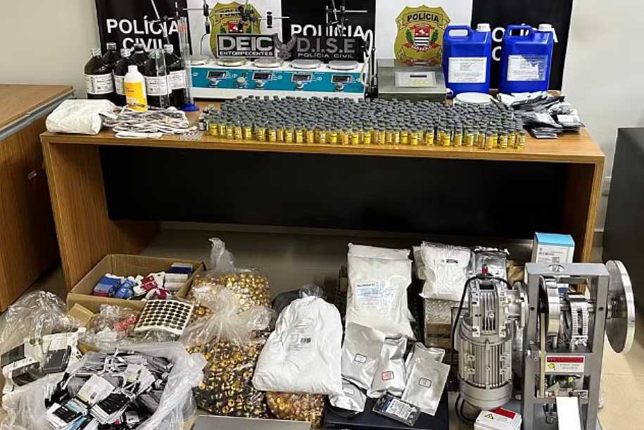 Polícia apreende frascos de anabolizantes e insumos em laboratório clandestino