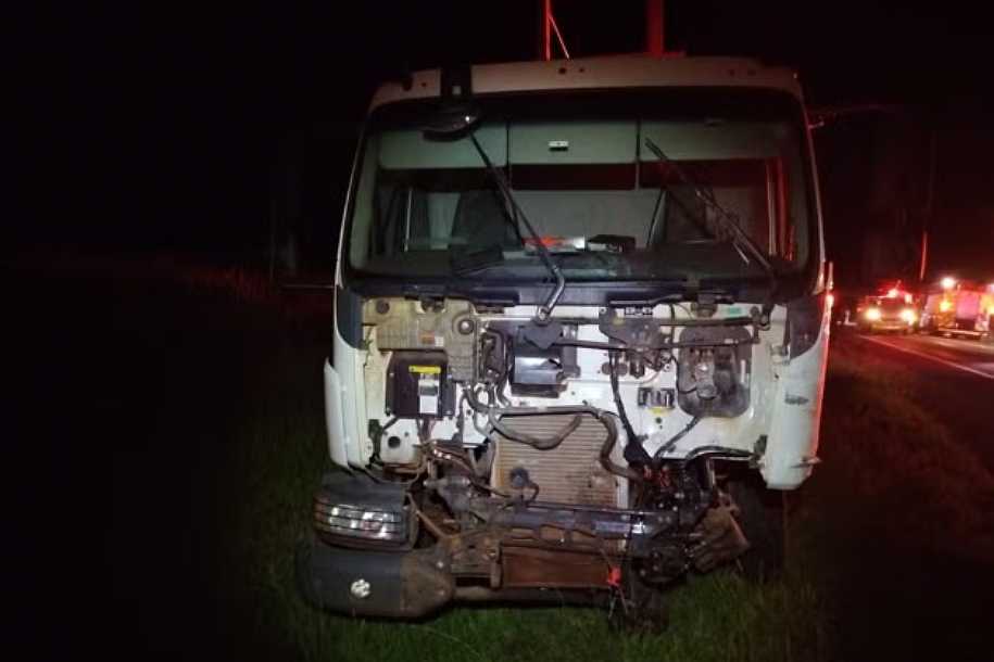 Motorista morre após invadir a pista contrária e bater contra caminhão em Mirandópolis