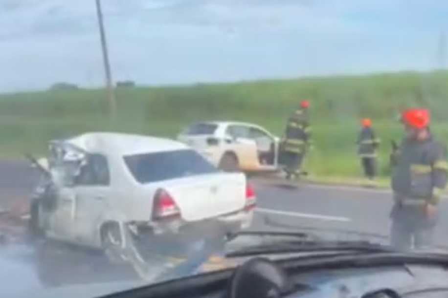 Mulher morre após batida frontal entre carros em Olímpia