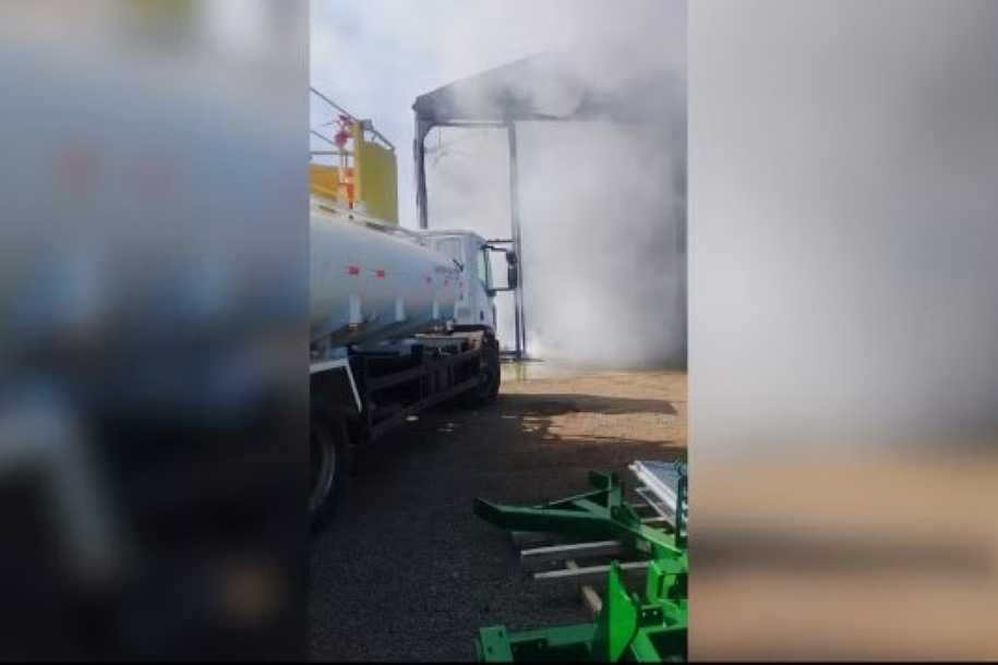 Curto-circuito provoca incêndio em empresa agrícola de Coroados