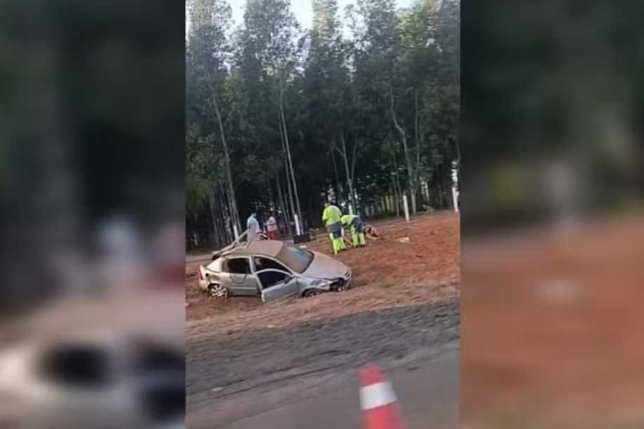 Mulher morre ao ser arremessada de carro após capotamento em rodovia de Penápolis